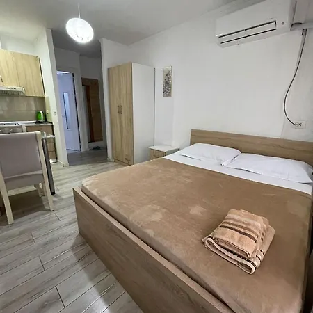 Piazza Downtown Cozy 地拉那