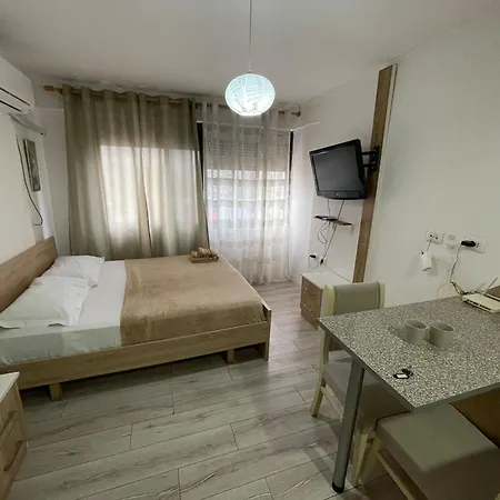 Piazza Downtown Cozy 地拉那